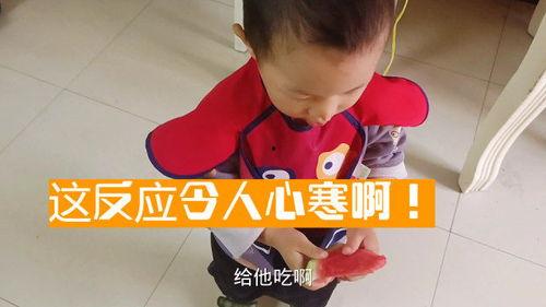 爷爷和孙子吃瓜