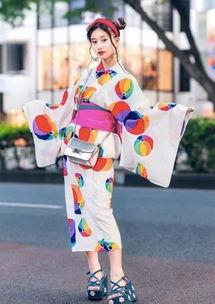 平面模特吃瓜,趣味瞬间引发网友热议