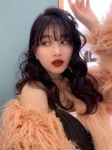 平面模特吃瓜,趣味瞬间引发网友热议