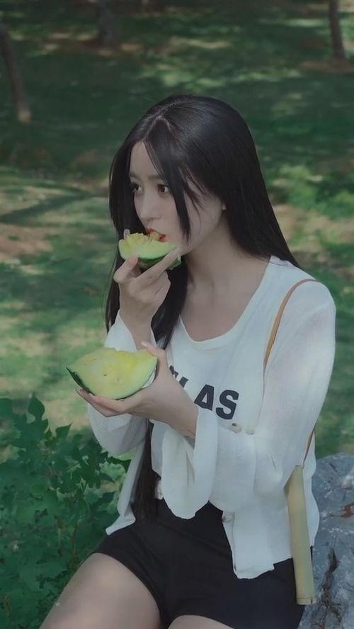 广西吃瓜美女,解锁当地美食风情