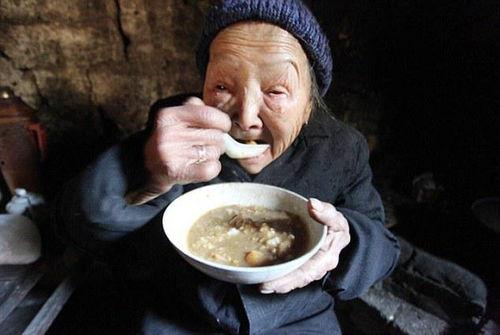 老太吃瓜暴毙视频,一场悲剧引发的食品安全警示