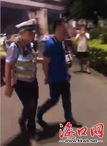 男子过马路吃瓜,男子过马路时竟专注吃瓜，引路人侧目