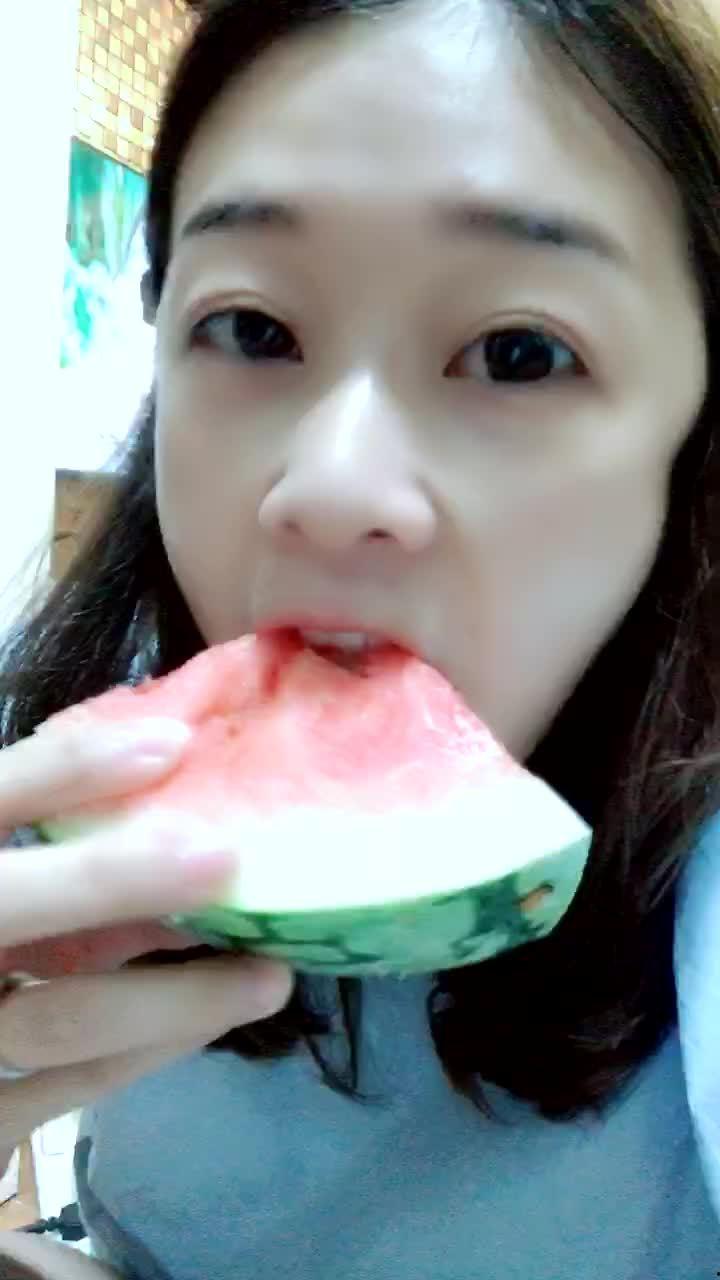 看姐姐吃瓜,一场视觉与味蕾的双重盛宴