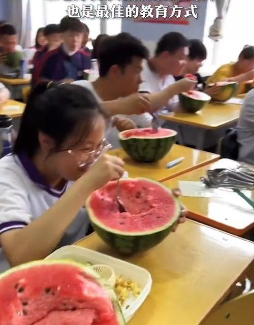 308教室吃瓜群,吃瓜群里的欢乐时光