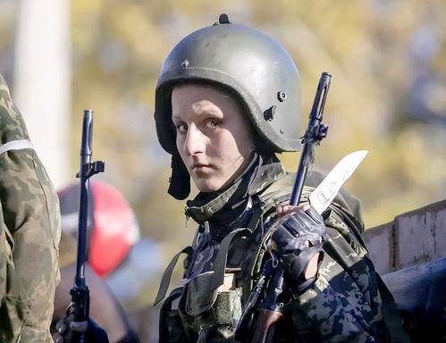 俄乌女兵吃瓜,战地花絮引网友热议