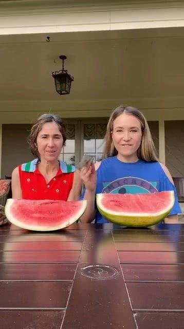 妹子工地吃瓜,揭秘工地生活背后的趣味瞬间