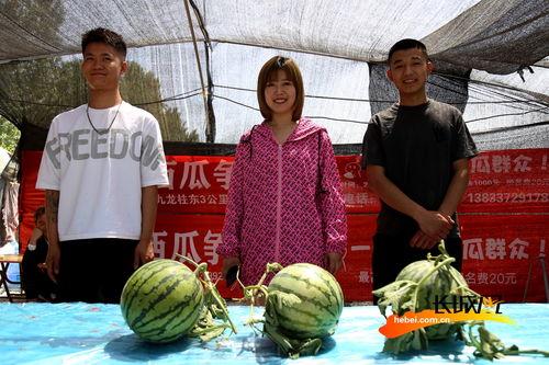 现场吃瓜的照片图片,捕捉夏日街头趣味瞬间