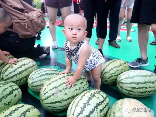 现场吃瓜的照片图片,捕捉夏日街头趣味瞬间