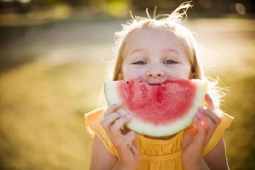 夏日婴儿吃瓜照,夏日萌宝吃瓜趣事