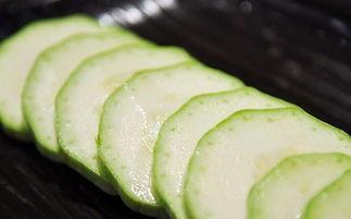 昆明公园吃瓜,消暑解馋，共享悠闲时光