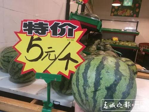 昆明公园吃瓜,消暑解馋，共享悠闲时光