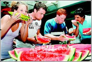 古镇吃瓜图片大全,吃瓜图鉴，一窥民间生活百态