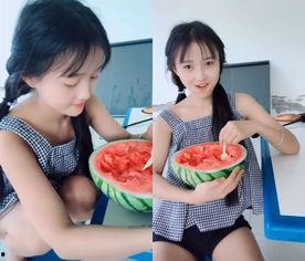 宝宝夏天吃瓜拍照,夏日萌宝瓜趣时光