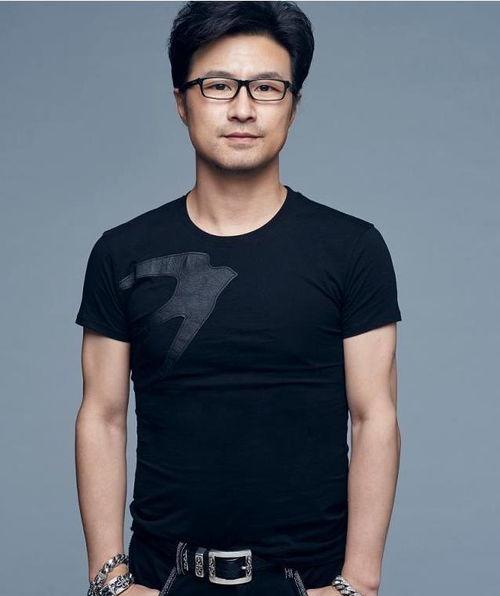 汪峰吃瓜达人图片,趣味横生瞬间引网友热议