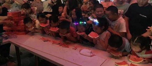 夜市吃瓜群众,吃瓜群众的热闹日常