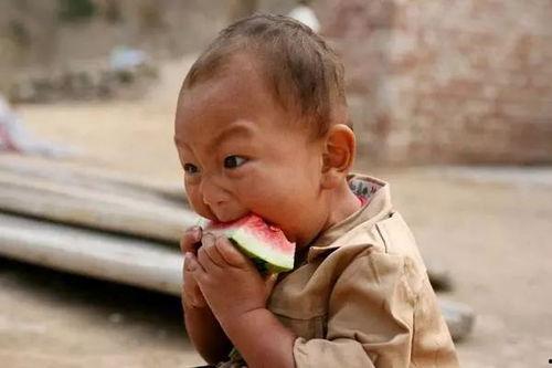 小孩作死吃瓜视频  第2张