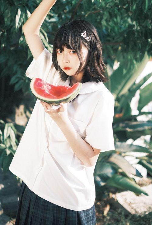 jk小姐姐吃瓜  第3张